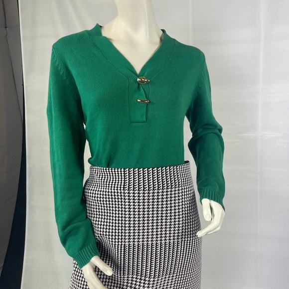 Retro Emerald Green Sweater with gold Clasp - Picture 1 of 5